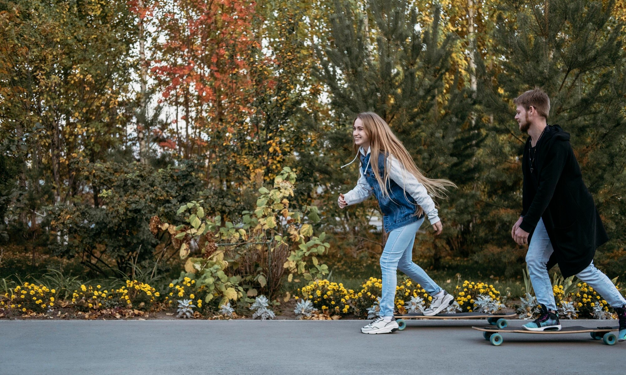 एक व्यक्ति हरे-भरे पार्क में सुबह की सैर का आनंद ले रहा है